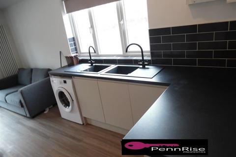 7 bedroom end of terrace house to rent, Brithdir Street, Cardiff