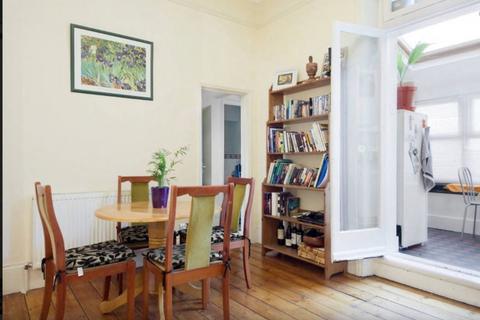 2 bedroom flat to rent, Bright and spacious 2 double bedrooms first floor flat available to rent in west Kensington W14