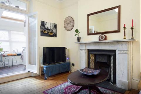 2 bedroom flat to rent, Bright and spacious 2 double bedrooms first floor flat available to rent in west Kensington W14