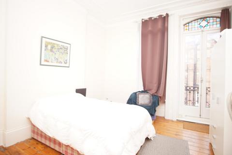 2 bedroom flat to rent, Bright and spacious 2 double bedrooms first floor flat available to rent in west Kensington W14