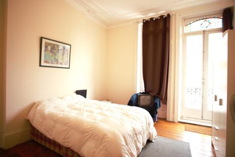 2 bedroom flat to rent, Bright and spacious 2 double bedrooms first floor flat available to rent in west Kensington W14