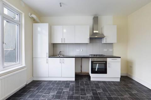 2 bedroom flat to rent, High Street , Swanley, Kent