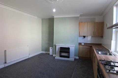 1 bedroom end of terrace house to rent, Aviary Row, LS12