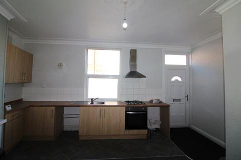 1 bedroom end of terrace house to rent, Aviary Row, LS12