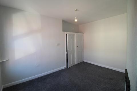 1 bedroom end of terrace house to rent, Aviary Row, LS12