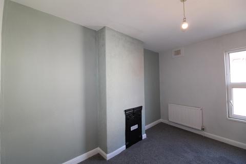 1 bedroom end of terrace house to rent, Aviary Row, LS12