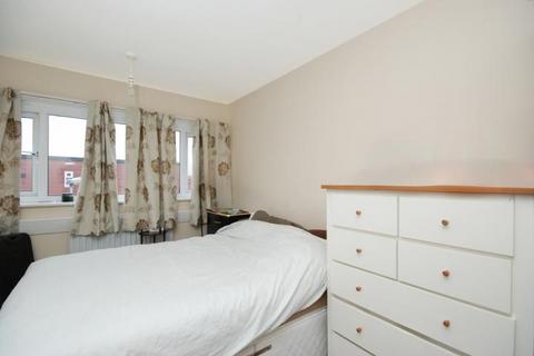 1 bedroom flat for sale, Farnham Gardens, London, SW20