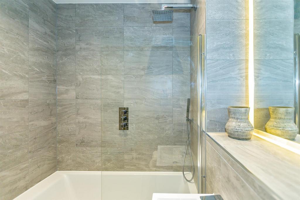  MG 2772 Bathroom copy.jpg
