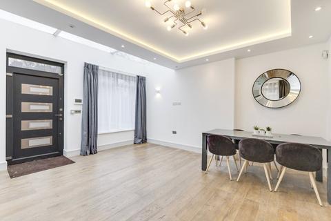 2 bedroom detached house for sale, Ferncroft Avenue, Hampstead