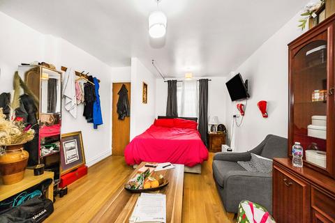 Studio for sale, Barking Road, London, E13