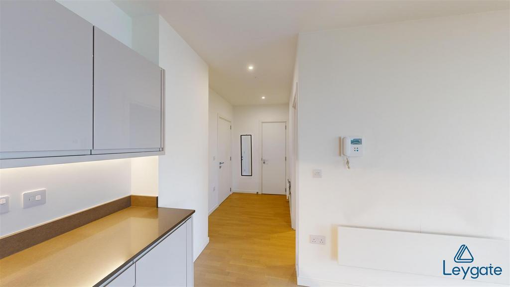 Median-House-302-340-Silbury-Boulevard-Hallway.jpg
