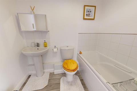 30 Fairfield Square, Gravesend, DA11 0DT