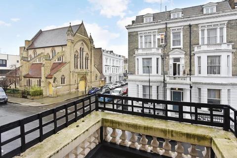 Studio to rent, Castletown Road, London, W14