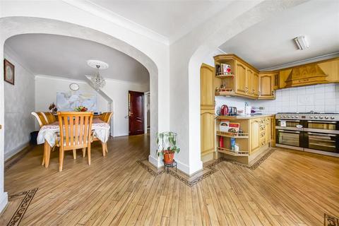 4 bedroom semi-detached house for sale, Cheyne Avenue, Twickenham, Greater London, TW2