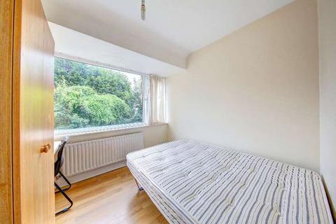 4 bedroom terraced house to rent, Oaklea Passage, KT1