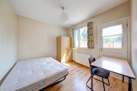 4 bedroom terraced house to rent, Portland Road, KT1