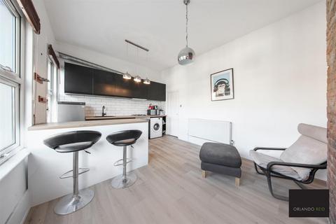 3 bedroom apartment to rent, Solon Road, Brixton