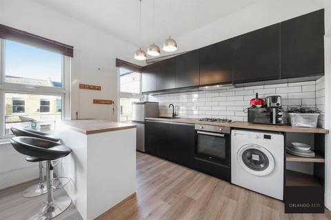 3 bedroom apartment to rent, Solon Road, Brixton