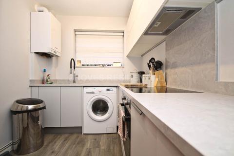 2 bedroom flat to rent, The Avenue, Worcester Park