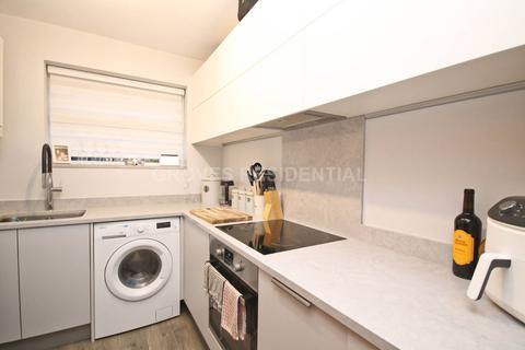 2 bedroom flat to rent, The Avenue, Worcester Park