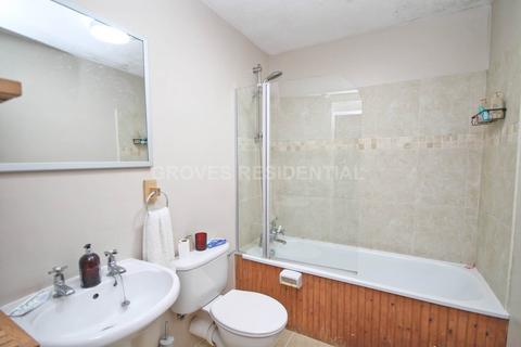 2 bedroom flat to rent, The Avenue, Worcester Park
