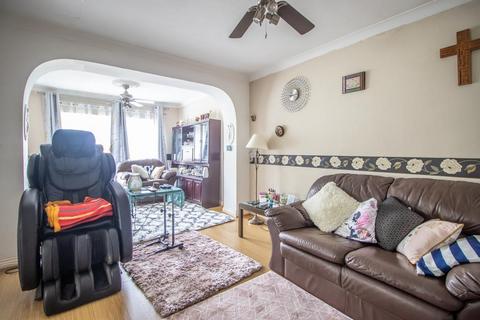 2 bedroom detached bungalow for sale, Rochefort Drive, Rochford SS4