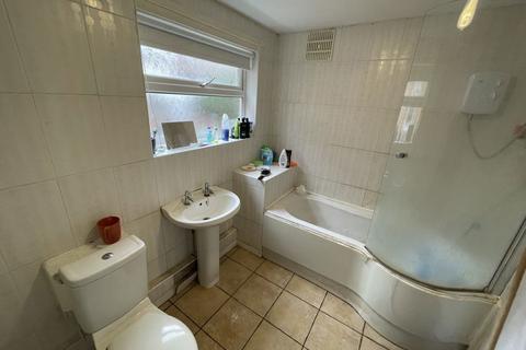 4 bedroom terraced house to rent, Ullswater Street, Leicester