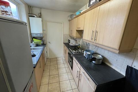 4 bedroom terraced house to rent, Ullswater Street, Leicester