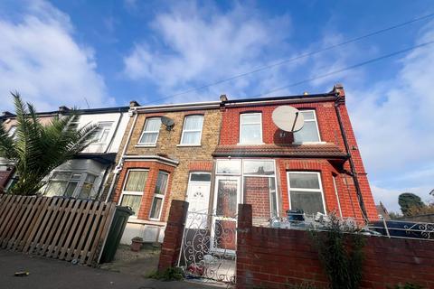 5 bedroom end of terrace house to rent, Harvey Road, London, E11