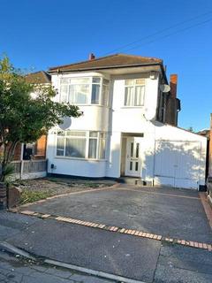 3 bedroom detached house to rent, Ainsley Avenue, Romford