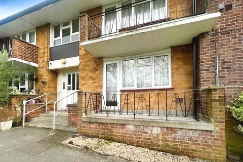 2 bedroom flat to rent, Croftleigh Avenue, Surrey CR8