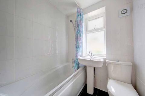 4 bedroom terraced house to rent, The Bittoms, KT1