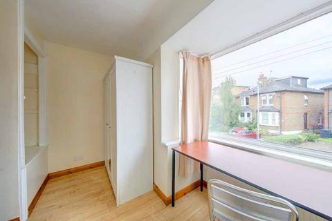 4 bedroom terraced house to rent, The Bittoms, KT1