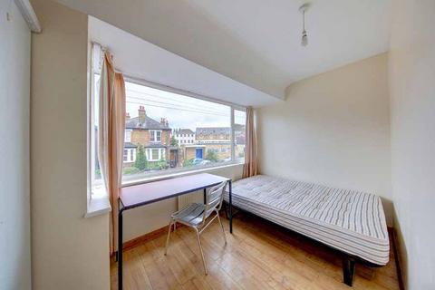 4 bedroom terraced house to rent, The Bittoms, KT1