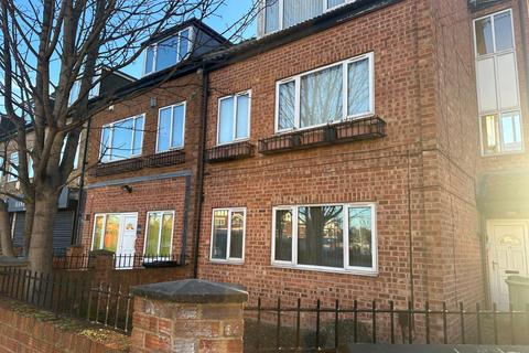 1 bedroom flat for sale, Irwin Approach, Halton, Leeds, LS15