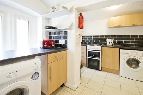 5 bedroom terraced house to rent, *£125pppw incl bills + two free large Papa John’s pizzas weekly (T+C’s apply)* Flat 1, Forest Road West, NOTTINGHAM NG7