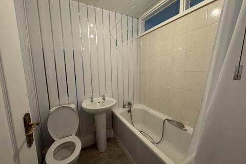 2 bedroom end of terrace house to rent, Hawes Side Lane, Blackpool FY4