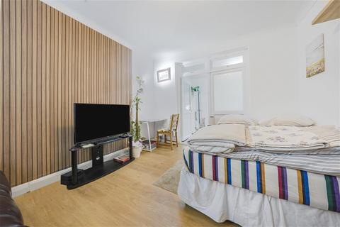 16 North Drive, Hounslow, TW3 1PX