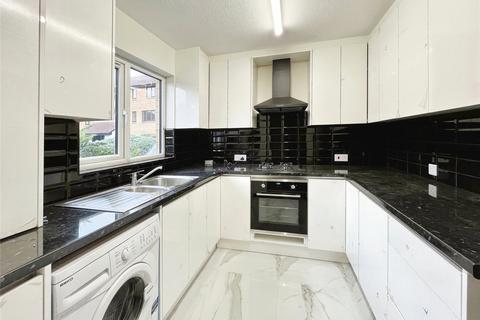 3 bedroom end of terrace house to rent, Deerhurst Close, Feltham, TW13