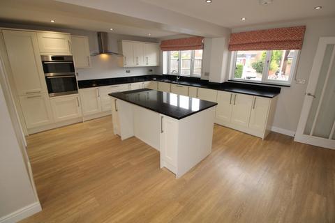 5 bedroom house to rent, Meadow Rise, Barton-under-Needwood DE13