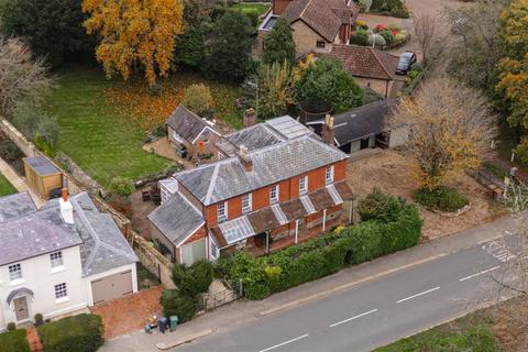 4 bedroom detached house to rent, Somerset Road, Redhill