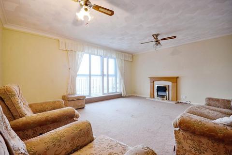 2 bedroom apartment for sale, Marine Parade West, Lee-on-the-Solent PO13