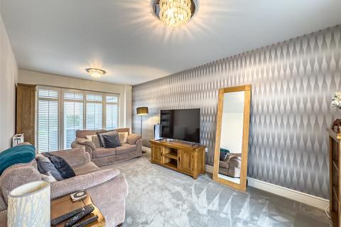 1 Claremont Crescent, Rayleigh, SS6 9GZ