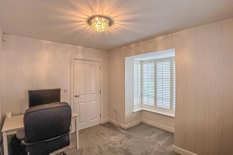 1 Claremont Crescent, Rayleigh, SS6 9GZ