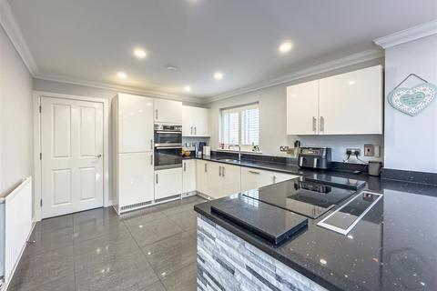 1 Claremont Crescent, Rayleigh, SS6 9GZ