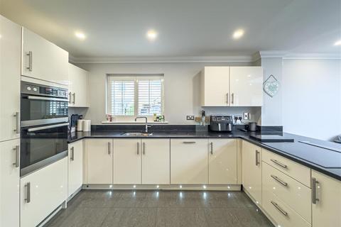 1 Claremont Crescent, Rayleigh, SS6 9GZ