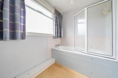 17 Brooklands, Headcorn, Ashford, TN27 9QS
