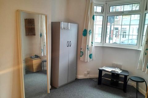 3 bedroom terraced house to rent, Waghorn Road, London E13