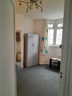 3 bedroom terraced house to rent, Waghorn Road, London E13