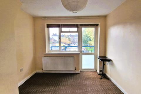 3 bedroom flat to rent, Marian Way, London NW10